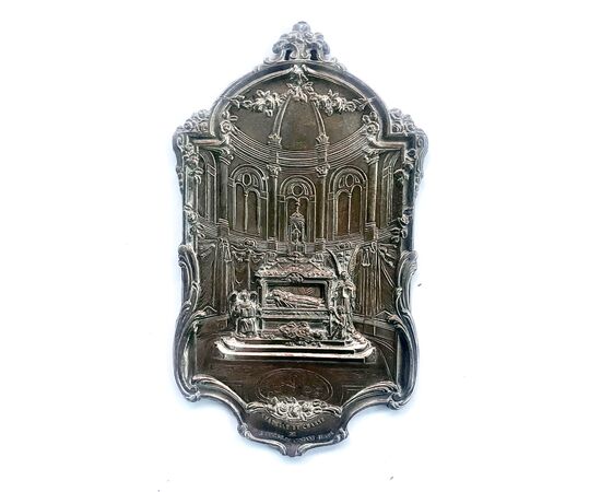 Placca bassorilievo in argento sbalzato su legno con soggetto religioso.Francia.