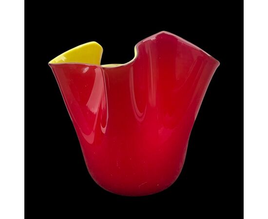 Fazzoletto in vetro incamiciato rosso e giallo.Firma Stefano Mattiello.Murano.
