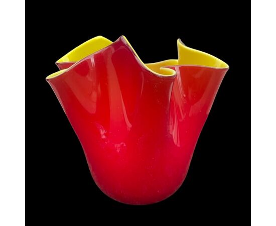 Fazzoletto in vetro incamiciato rosso e giallo.Firma Stefano Mattiello.Murano.