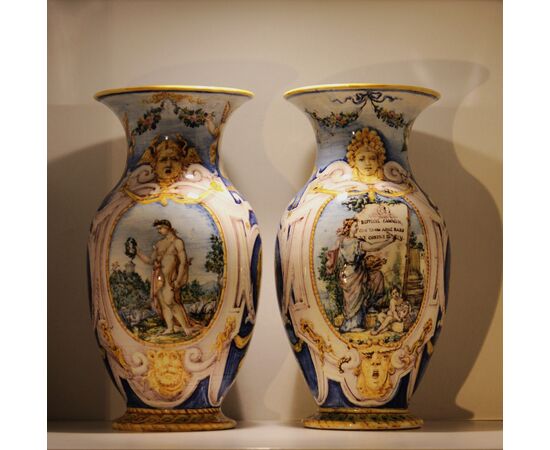 Coppia di vasi in maiolica raffinatamente decorati con allegorie delle Arti