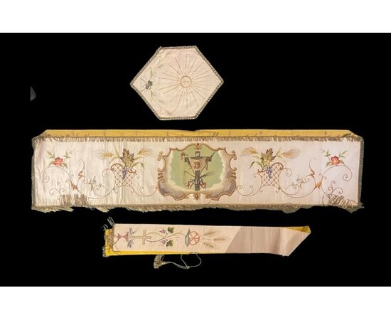 Paramenti sacri sacerdotali: velo omerale-stola-copriostensorio in seta ricamata con decori floreali e soggetti centrali dipinti.