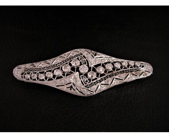 Brooch from the early 1900s with diamonds for 1.5 ct.     