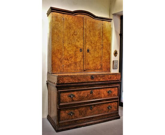 Credenza doppio corpo XVIIsec. legno dipinto a radica.