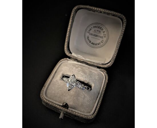 Anello  in  Platino  con  Diamante  taglio  Marquise  0.70 ct.