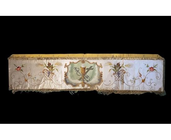 Paramento sacro sacerdotale: velo omerale in seta con ricami floreali e scena dipinta al centro.