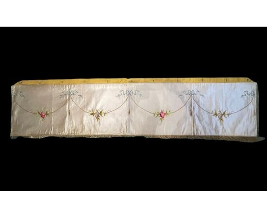 Paramento sacro sacerdotale: velo omerale in seta con ricami floreali e scena dipinta al centro.