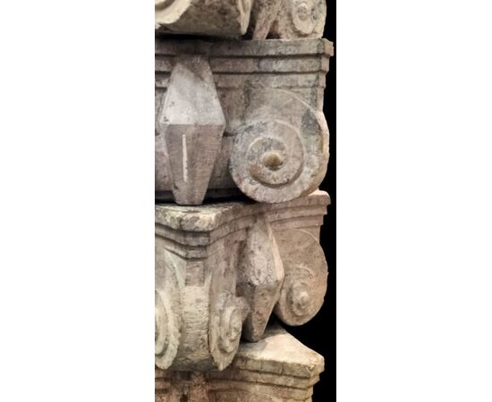 Capitelli in marmo ionici '600
