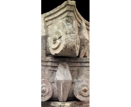 Capitelli in marmo ionici '600