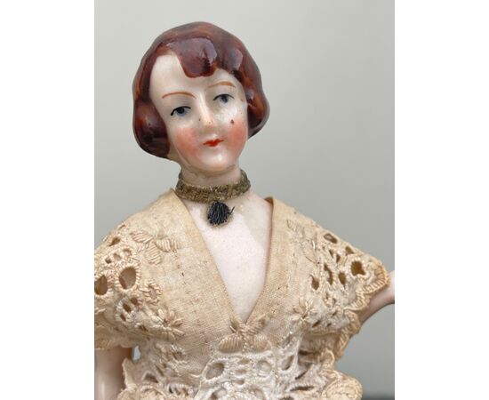 Figurina femminile  in porcellana- coprivivande.Francia.