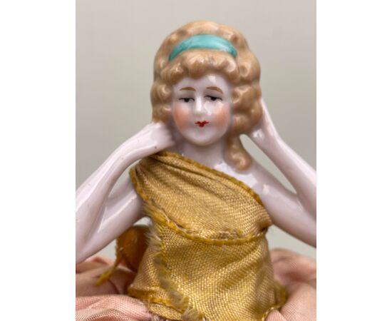 Scatola con figura di dama con busto  in porcellana e parte in cartone.Francia.