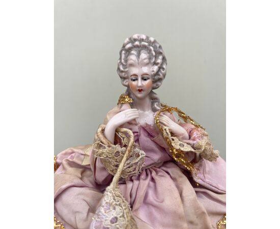 Scatola con figura di dama con ombrellino  con busto  in porcellana e parte in cartone.Francia.