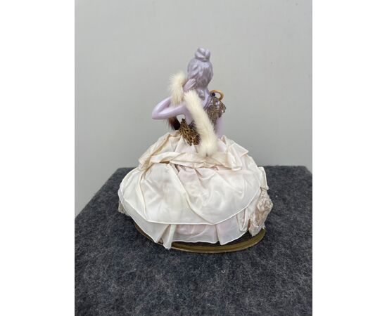 Scatola con figura di dama con busto e gambe in porcellana e parte in cartone.Francia.