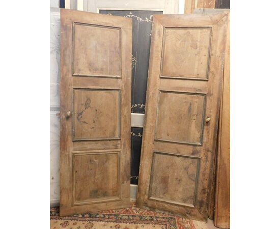  pts795 - n. 2 porte in legno di noce, epoca '700, mis. cm L 66/69 x h 189/192 