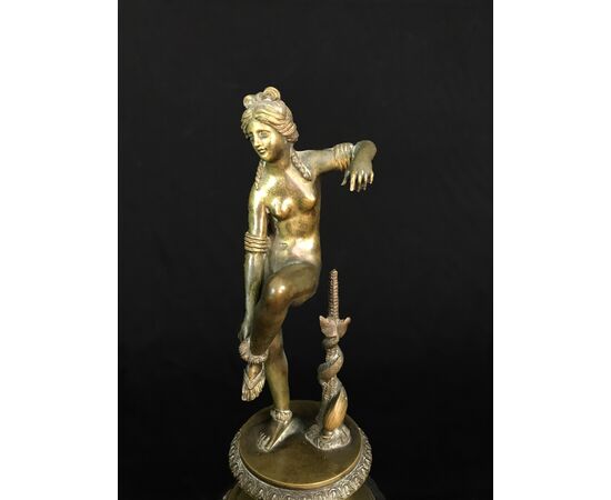 Scultura in bronzo raffigurante "Venere che rimuove il suo sandalo", Italia, fine XVIII secolo