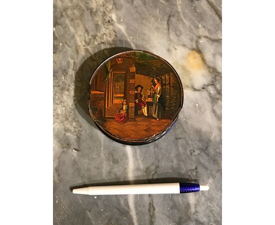 Antica tabacchiera in papier-mâché con scena dipinta