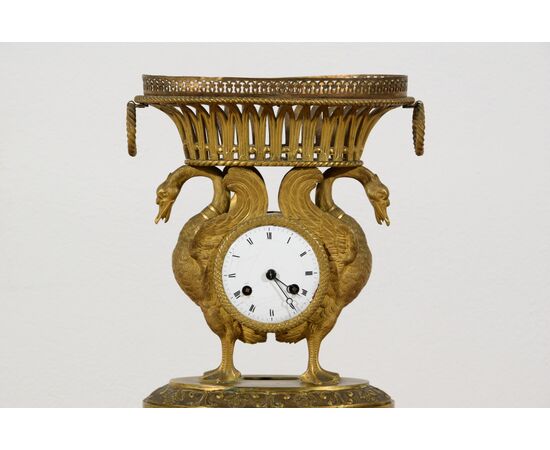 Orologio da tavolo in bronzo cesellato e dorato, Francia, primi anni del XIX secolo