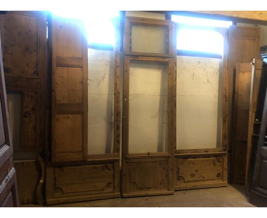 neg050 - porta da negozio in abete con vetrine e scuri laterali, epoca '800, misura totale circa cm L 415 x H 270