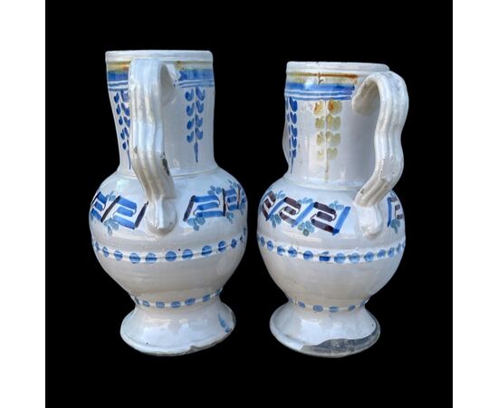 Coppia di vasi in maiolica con manici laterali a nastro e decori geometrici stilizzati.Manifattura di Grottaglie.Puglia.