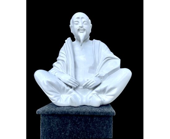 Grande statua in terraglia bianca con personaggio cinese.Veneto.