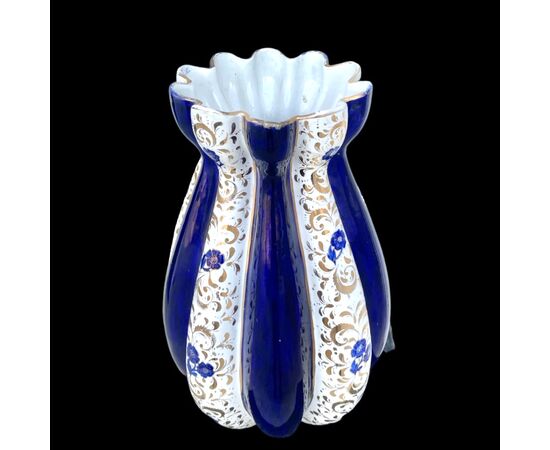Grande vaso portaombrelli  in maiolica con corpo costolato e motivi floreali in blu e oro.Deruta.