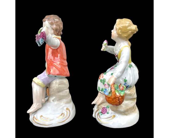 Coppia di figurine in porcellana raffiguranti personaggio femminile e maschile con cesto di frutta e fiori.Manifattura Ginori.