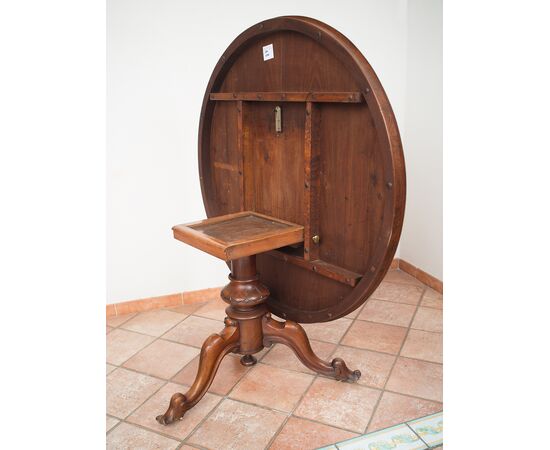 Antique Victorian English table in walnut briar from the 19th century.     