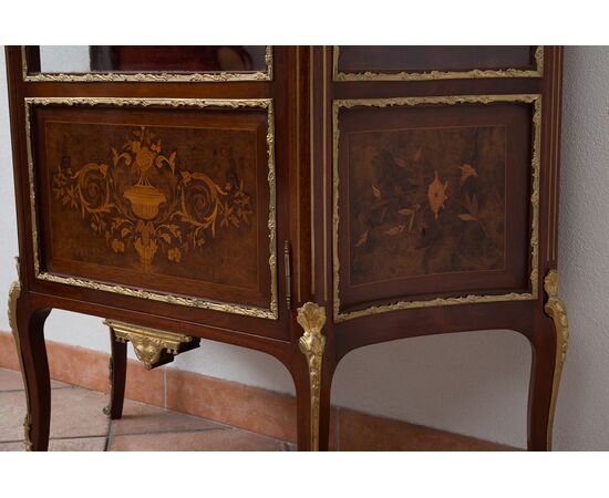 Antique Napoleon III French showcase in mahogany with bronze inlay inserts. Period 19th century.     