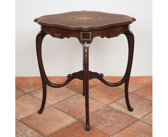 Antique English Edwardian coffee table in solid mahogany with inlay inserts in precious woods.19th century period.     