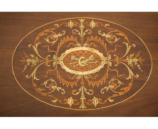 Tavolino antico Eduardiano Inglese in mogano massello con innesti di intarsio in legni pregiati.Periodo XIX secolo.