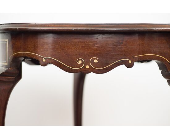 Antique English Edwardian coffee table in solid mahogany with inlay inserts in precious woods.19th century period.     