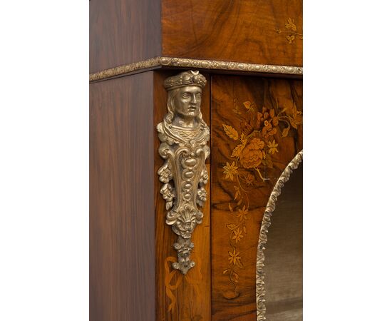 Vetrina antica Vittoriana Inglese in radica di noce con innesti di intarsio e applicazioni in bronzo dorato periodo XIX secolo.