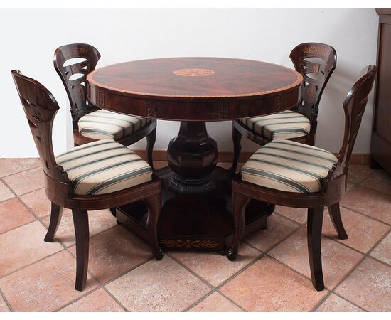 Tavolino antico Smith Napoletano in piuma di mogano con innesti di intarsio in acero. Periodo XIX secolo.