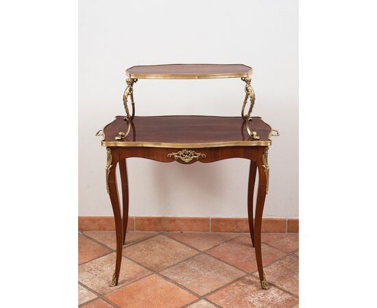 Tavolino antico Napoleone III Francese in legni policromi con applicazioni in bronzo dorato. Periodo XIX secolo.