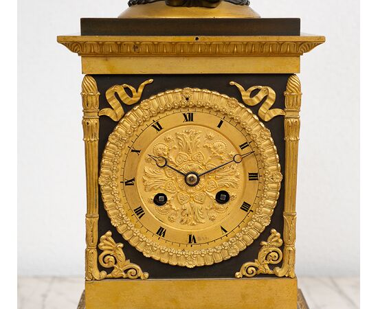 Orologio antico Carlo X Francese in bronzo dorato e bronzo patinato. Periodo inizio XIX secolo.