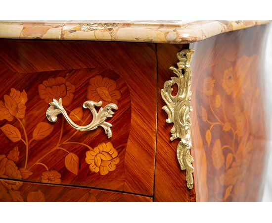 Comoncino antico Napoleone III Francese in legni policromi con piano in marmo.Periodo XIX secolo.