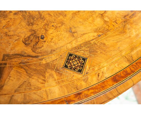 Tavolo a vela antico Vittoriano Inglese in radica di noce con innesti di intarsio a micromosaico. Periodo XIX secolo.