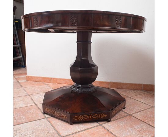 Antique Smith Napoletano coffee table in mahogany feather with maple inlay inserts. Period 19th century.     