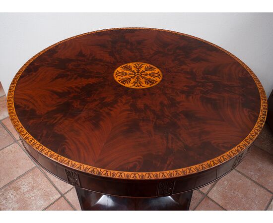 Antique Smith Napoletano coffee table in mahogany feather with maple inlay inserts. Period 19th century.     