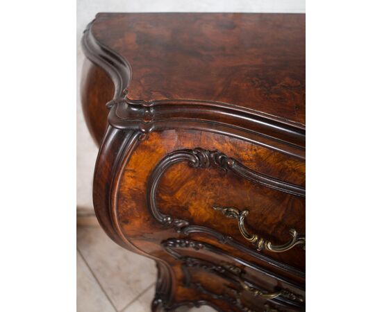 Antique Louis XV Veneto chest of drawers in walnut briar from the early twentieth century.     