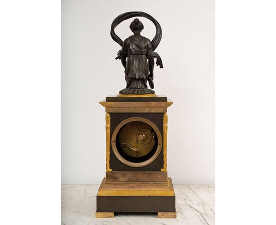 Orologio antico Carlo X Francese in bronzo dorato e bronzo patinato. Periodo inizio XIX secolo.
