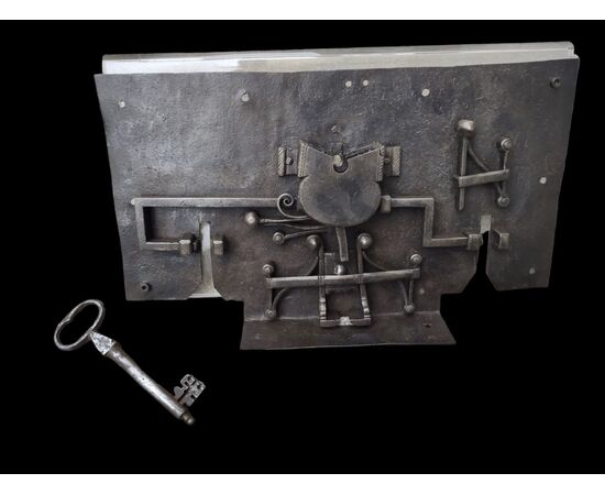 Imponente serratura con chiave originale 