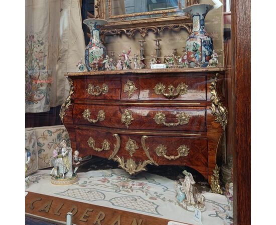 - Comó Luigi XV epoca XVIII secolo, Francia 1750. Pregiato legno bois de rose, piano in marmo sagomato, gambe arcuate e ricca applicazione in bronzo dorato.