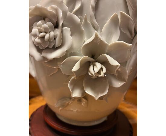 Vaso in blanc de chine, XX secolo base in legno.