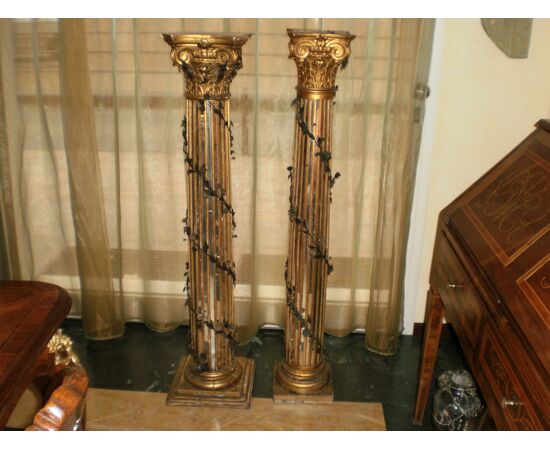 Due colonne in legno sfaccettato 