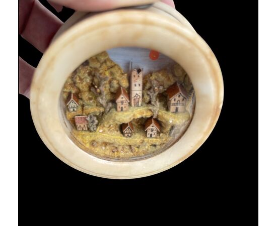 Paesaggio in miniatura inserito in cornice tonda in alabastro.Italia 