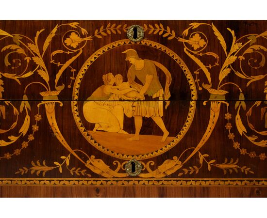 Cassettone neoclassico finemente intarsiato, piano in marmo, Lombardia, fine XVIII secolo, scena di genere