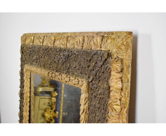 Importante e rara specchiera italiana del Seicento in legno scolpito e dorato con applicazioni a motivo roccioso