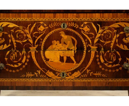 Cassettone neoclassico finemente intarsiato, piano in marmo, Lombardia, fine XVIII secolo, scena di genere