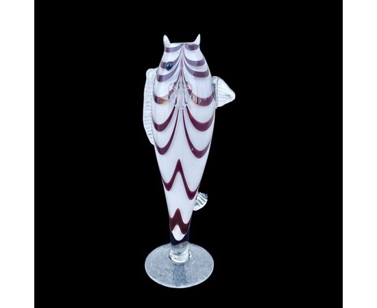 Vaso a forma di pesce stilizzato in vetro ‘fenicio’incamiciato lattimo-amaranto.Murano