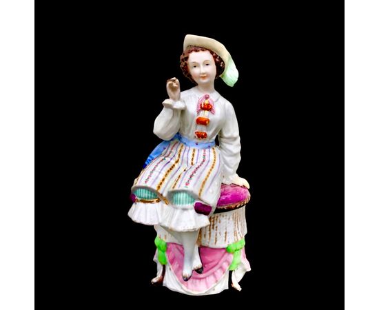 Scatola porta-tabacco in porcellana con figura femminile con sigaro.Francia. 